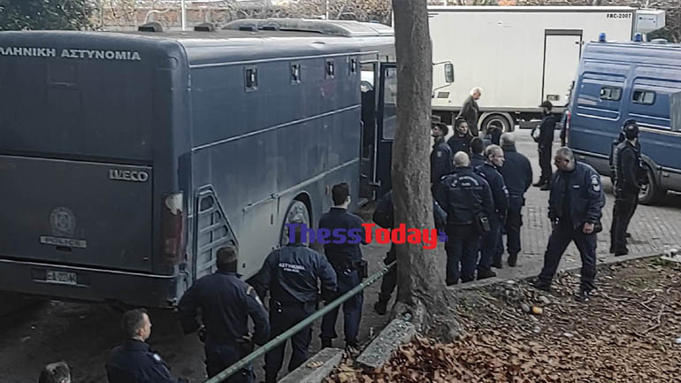 Δικαστικό Μέγαρο Θεσσαλονίκης: Έφτασαν εν μέσω αποδοκιμασιών οι «12» για τη δολοφονία του Άλκη