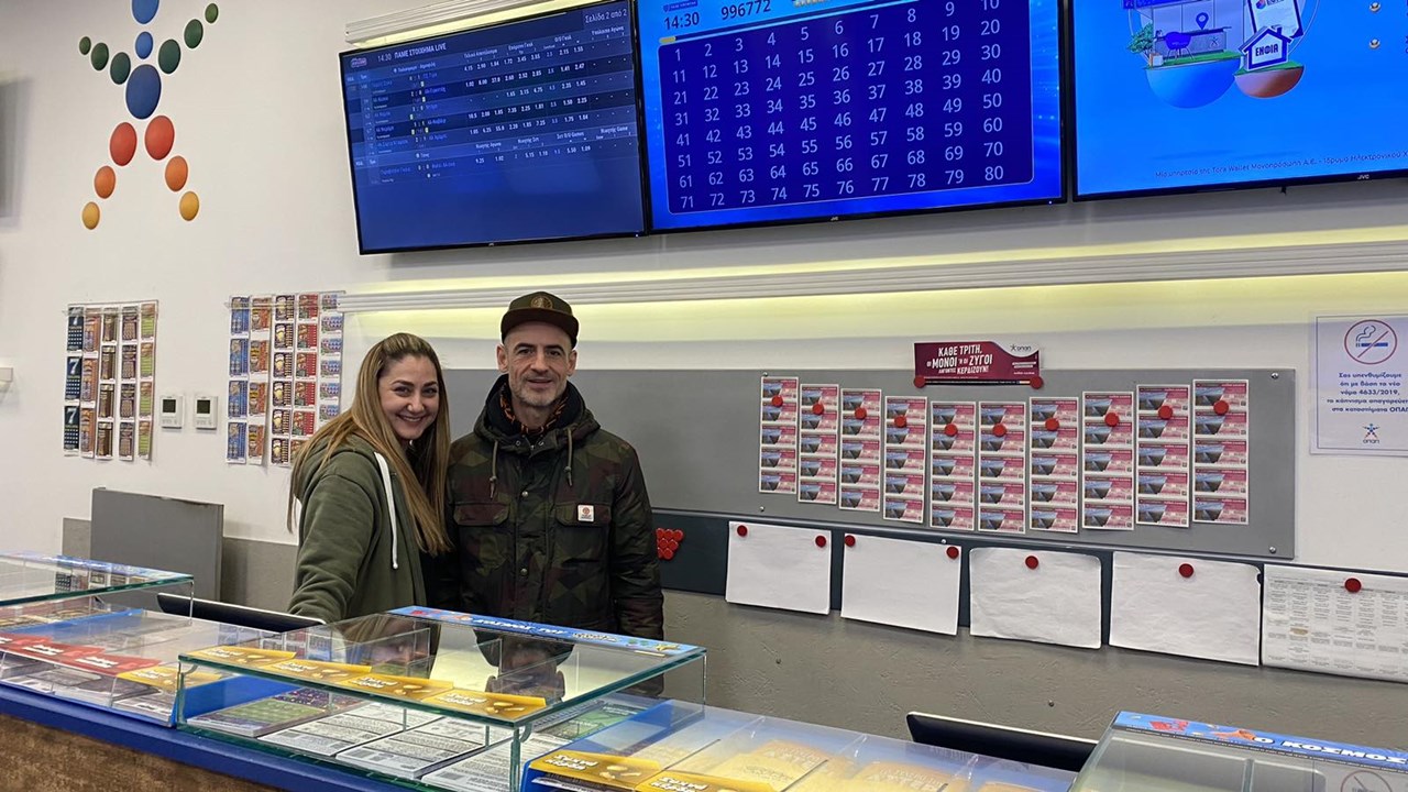 Ο Γιάννης Φωτιάδης, ιδιοκτήτης του τυχερού καταστήματος ΟΠΑΠ στη Λάρισα, με την Ευαγγελία Κωνσταντοπούλου, εργαζόμενη στο κατάστημα ΟΠΑΠ