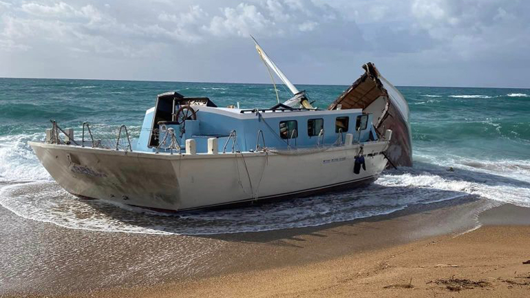 Μεσσηνία: Τρίτο ακυβέρνητο ιστιοφόρο εντοπίστηκε σε παραλία της Τριφυλίας