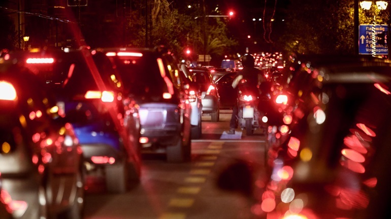 Κίνηση στους δρόμους: Μποτιλιάρισμα στην κάθοδο του Κηφισού λόγω τροχαίου