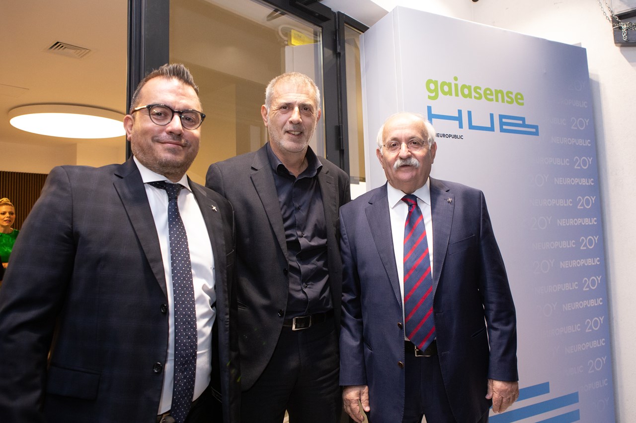 (Από αριστερά): Ιωάννης Μαυρουδής, ιδρυτικό στέλεχος & μέτοχος της NEUROPUBLIC, ο Δήμαρχος Πειραιά, κ. Γιάννης Μώραλης και ο κ. Χριστόδουλος Αντωνιάδης, Πρόεδρος της NEUROPUBLIC.
