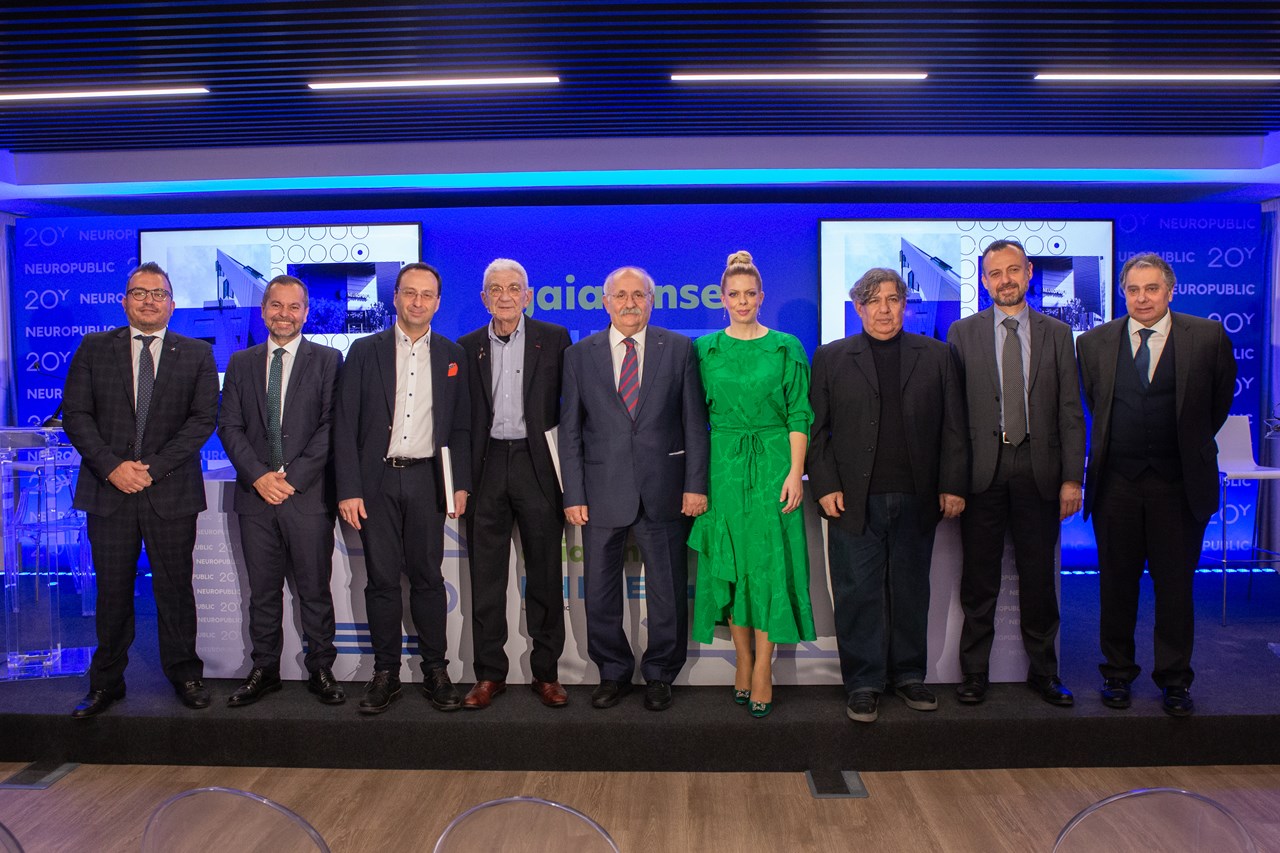(Από αριστερά): Ιωάννης Μαυρουδής, ο δημοσιογράφος Γιώργος Λυκουρέντζος, Δρ. Αθανάσιος Πότσης, Γιάννης Μπουτάρης, Χριστόδουλος Αντωνιάδης, Ρόζα Γαργαλάκου, ο ηθοποιός-σκηνοθέτης Πέρης Μιχαηλίδης, Δημήτρης Καπνιάς, Senior Manager Large Scale Projects της NEUROPUBLIC, και Βασίλης Κορκίδης, Πρόεδρος του ΕΒΕΠ.