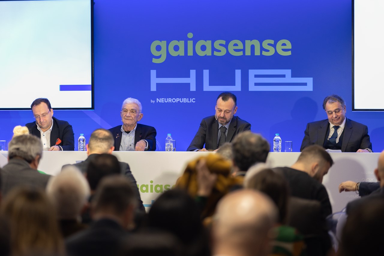 (Από αριστερά): Δρ. Αθανάσιος Πότσης, Γιάννης Μπουτάρης, Δημήτρης Καπνιάς και Βασίλης Κορκίδης στο πάνελ για την παρουσίαση του λευκώματος «20 Χρόνια NEUROPUBLIC».