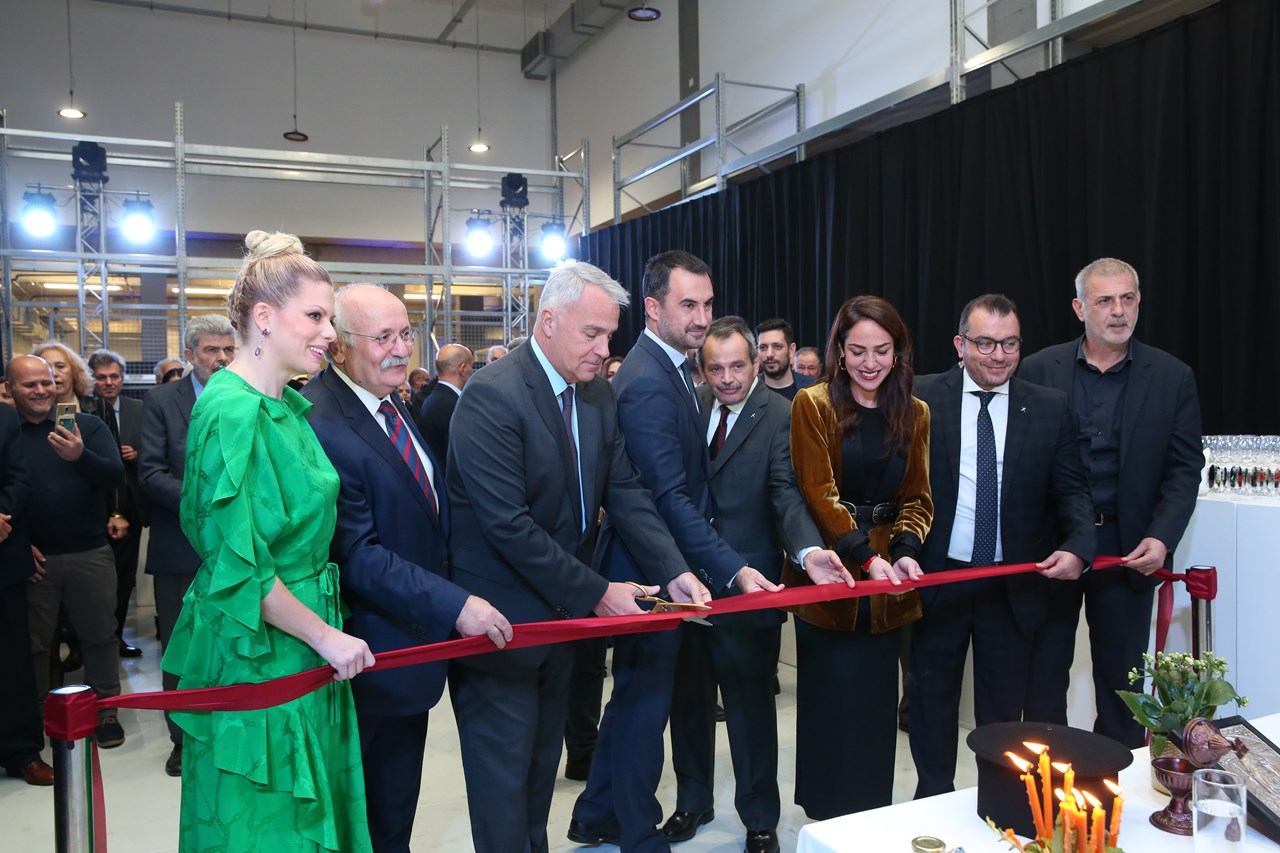 Η κοπή της κορδέλας εγκαινίων του gaiasense HUB by NEUROPUBLIC.