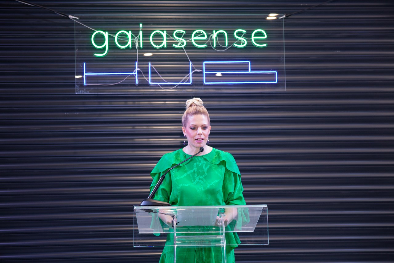 Η Ρόζα Γαργαλάκου χαιρετίζει τους παρευρισκόμενους.