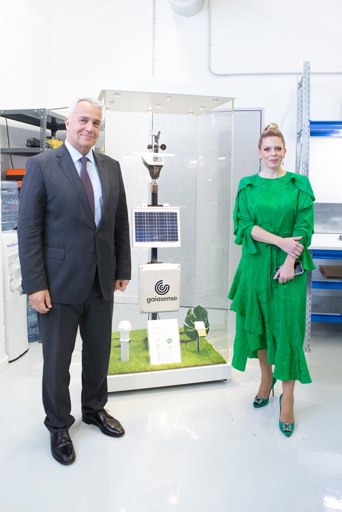 Ο Υπουργός κ. Βορίδης με την κα. Ρόζα Γαργαλάκου μπροστά από αγρομετεωρολογικό σταθμό του συστήματος ευφυούς γεωργίας gaiasense.