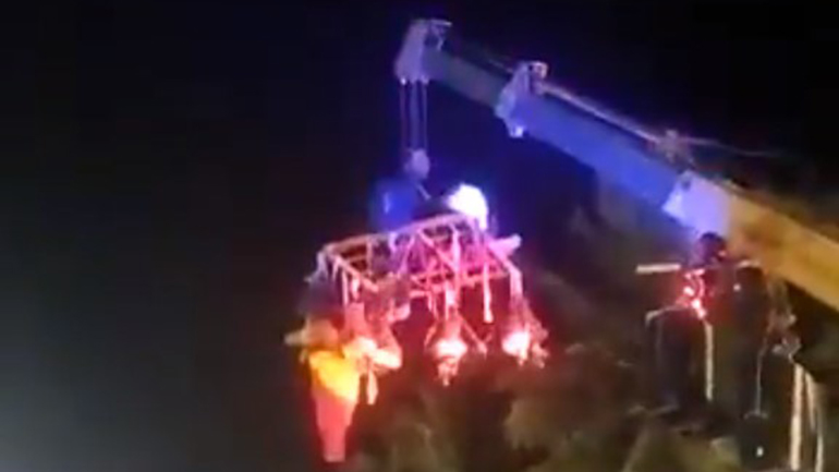 Ινδία: Γερανός καταπλάκωσε προσκυνητές έξω από ναό – Τέσσερις νεκροί και έξι τραυματίες Ινδία: Γερανός καταπλάκωσε προσκυνητές έξω από ναό – Τέσσερις νεκροί και έξι τραυματίες