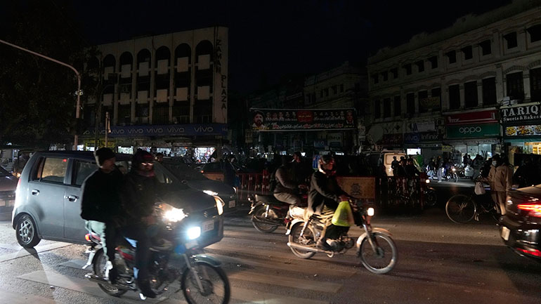 Τεράστιο μπλακάουτ βύθισε στο σκοτάδι επί ώρες μεγάλο μέρος του Πακιστάν Τεράστιο μπλακάουτ βύθισε στο σκοτάδι επί ώρες μεγάλο μέρος του Πακιστάν