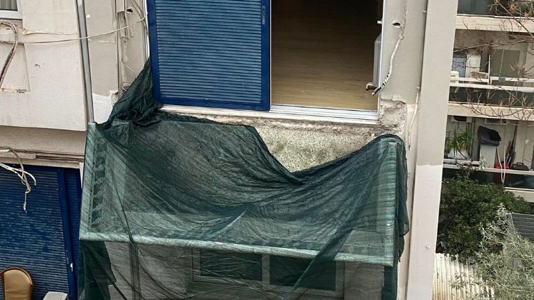 Λ.Συγγρού: Εξακολουθεί να κρέμεται στο κενό το μπαλκόνι του ξενοδοχείου