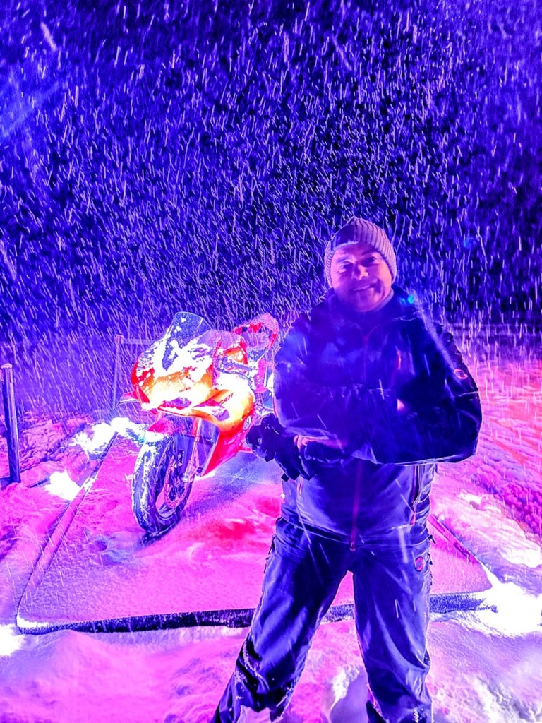 Ο απεσταλμένος μας, λίγο πριν την βραδινή κατάβαση με σκι