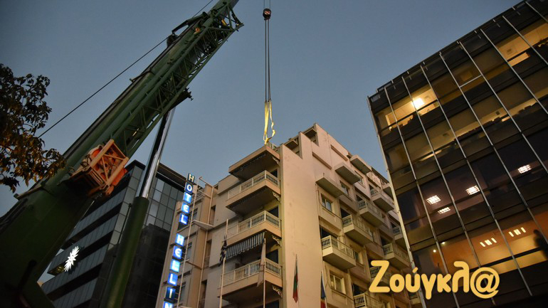 Ξηλώνεται το μπαλκόνι ξενοδοχείου στη Συγγρού