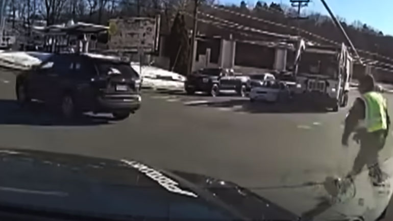 Αστυνομικός απολύθηκε επειδή έβαλε τις φωνές σε γυναίκα οδηγό