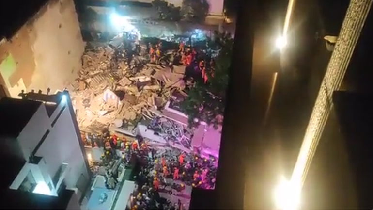 Τρεις νεκροί ενώ δώδεκα άνθρωποι ανασύρθηκαν ζωντανοί από πολυκατοικία που κατέρρευσε στην Ινδία