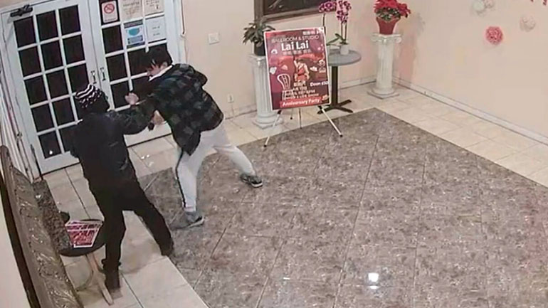 Η στιγμή που πολίτης αφοπλίζει τον δράστη της σφαγής στο Μοντερέι Παρκ – Δείτε το βίντεο