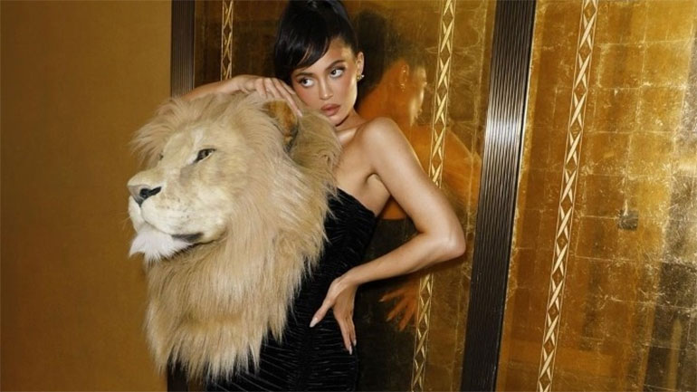 Γαλλία: Σουρεαλιστικά φορέματα με ομοιώματα κεφαλών άγριων ζώων πυροδοτούν αντιδράσεις