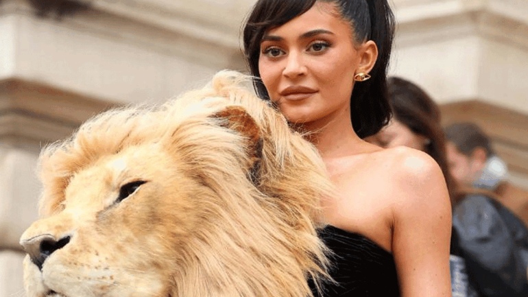 Kylie Jenner: Εμφανίστηκε με…κεφάλι λιονταριού στο φόρεμά της και δίχασε το κοινό