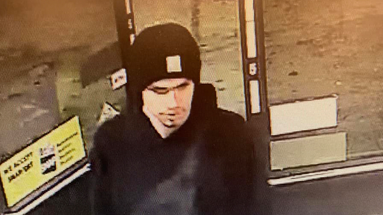 O 21χρονος Τζάρεντ Χάντοκ όπως αποτυπώθηκε από τις κάμερες, λίγο πριν ανοίξει πυρ κατά των άτυχων πολιτών