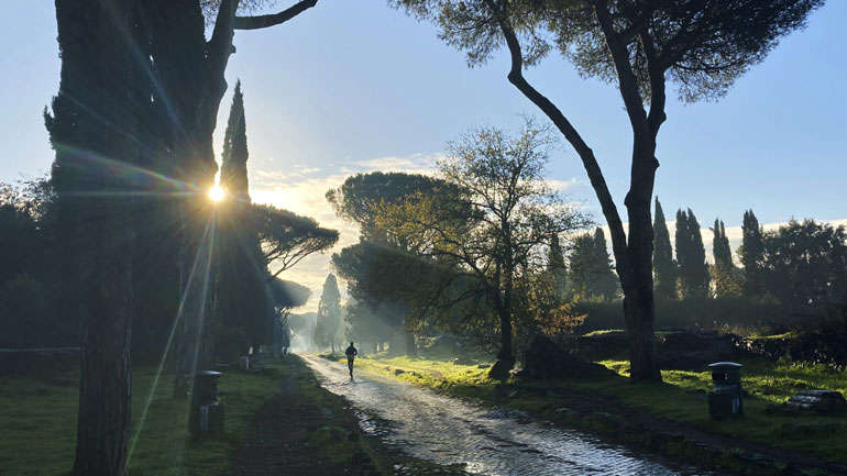 Ιταλία: Τα υπόγεια ύδατα εμποδίζουν την ανασκαφή στο πρώτο χιλιόμετρο της περίφημης Αππίας Οδού