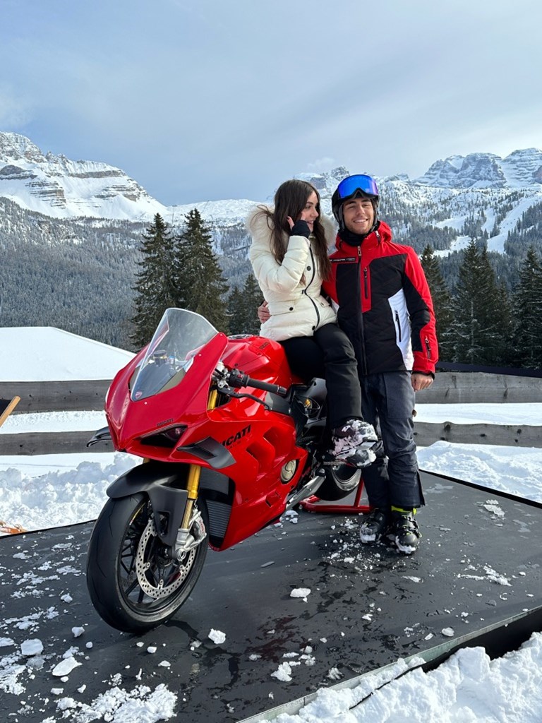 O Bestia23 με την αρραβωνιαστικιά του Alice μετά τη νίκη