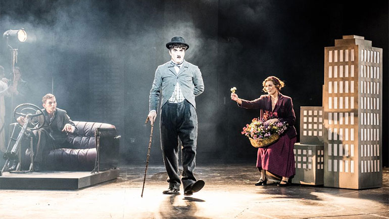 Εθνικό Θέατρο: Τελευταίες παραστάσεις για τις παραγωγές «Tα φώτα της πόλης», «Η σπασμένη στάμνα» και «Ο Άλλος»