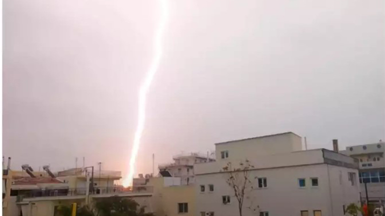 Η στιγμή που αστραπή «βόμβα» χτυπά την Αθήνα