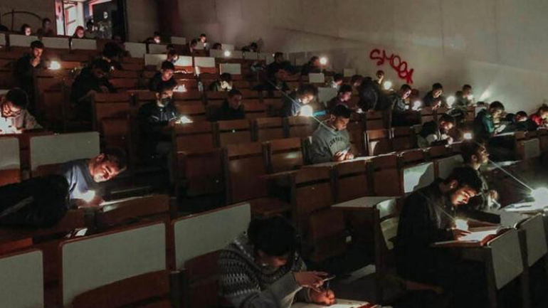 ΕΜΠ: Οι φοιτητές έδωσαν εξετάσεις με φακούς κινητών!