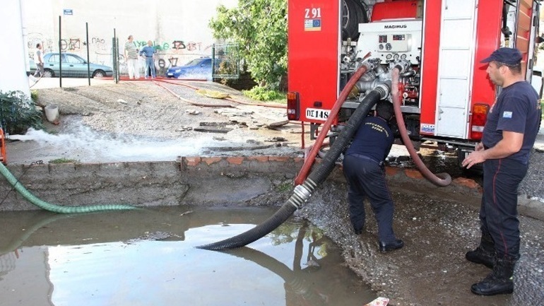 Αττική: 40 κλήσεις για άντληση υδάτων και 11 για απεγκλωβισμό ατόμων στην Πυροσβεστική