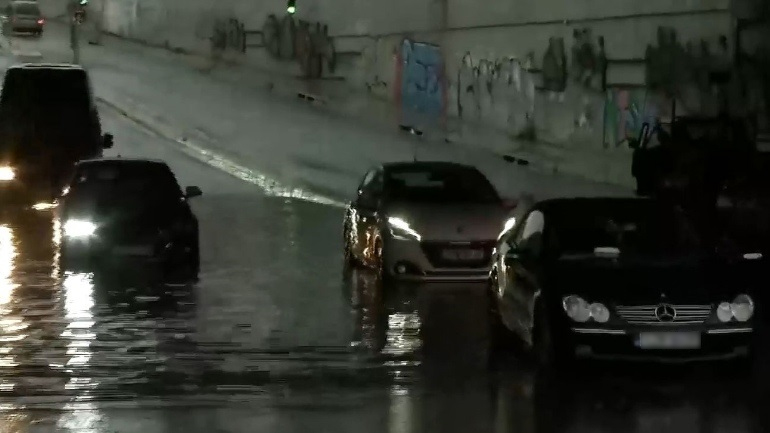 Μαρούσι: Απεγκλωβίστηκαν τα αυτοκίνητα από την υπόγεια διάβαση της Σπύρου Λούη