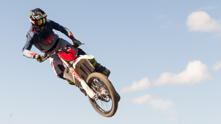 Μοτοσυκλετιστές δίνουν χρώμα στα καμένα της Εύβοιας