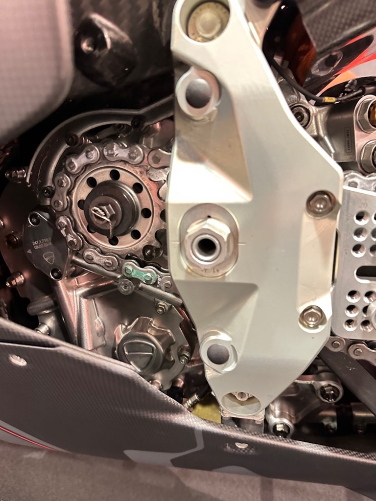 Ο κινητήρας βρίσκεται ουσιαστικά κάτω από γρανάζι τελικής μετάδοσης