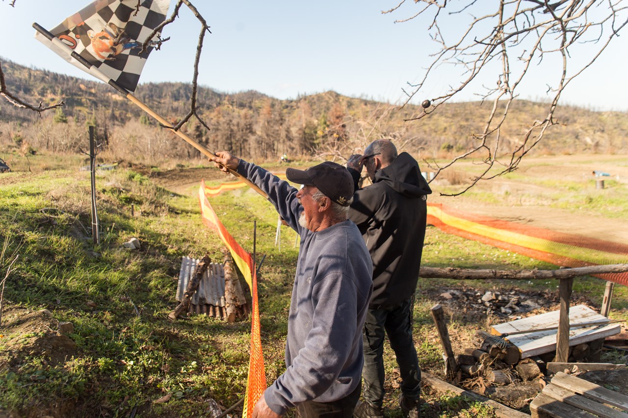 Ο Δημήτρης ή αλλιώς ο «Gangster» κυματίζει τη σημαία του τερματισμού