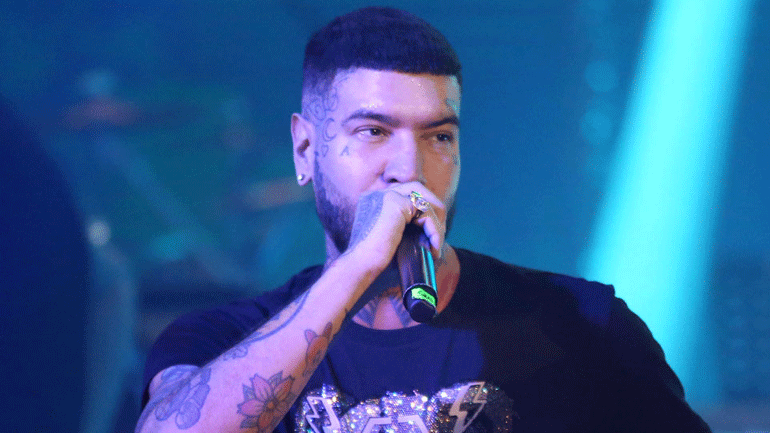 Snik: «Σηκωθείτε από τον καναπέ, δουλέψτε να βγάλετε τα λεφτά σας»