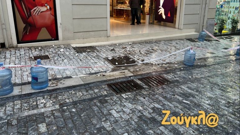 Αθήνα: Κατέρρευσε τμήμα από μπαλκόνι στην Ερμού