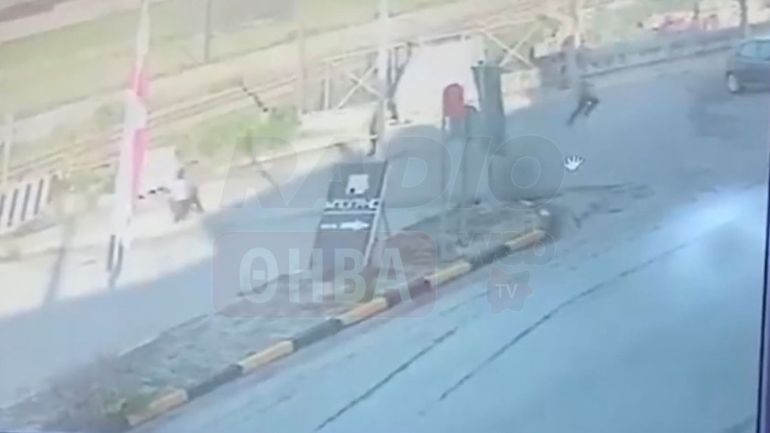 Θήβα: Βίντεο – ντοκουμέντο με ανήλικους ληστές να αρπάζουν τσάντα από αυτοκίνητο ενώ είναι μέσα η οδηγός