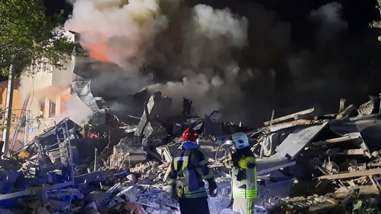 Ένας νεκρός στο Κίεβο από τις πυραυλικές επιθέσεις – Ζημιές σε δύο ενεργειακές υποδομές στην Οδησσό