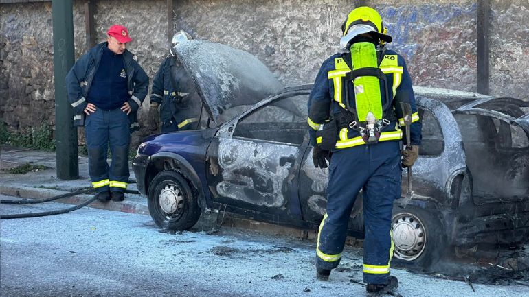 Αυτοκίνητο κάηκε ολοσχερώς στην Πειραιώς