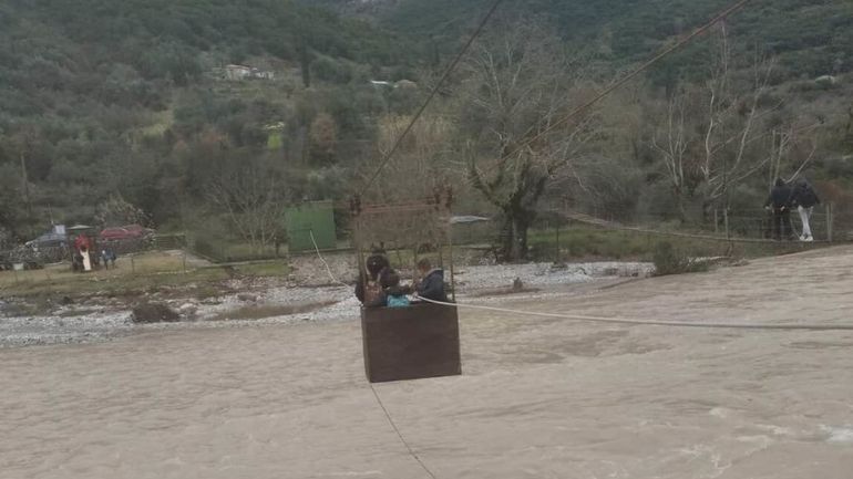 Αυτεπάγγελτη παρέμβαση εισαγγελέα για την επικίνδυνη διέλευση μαθητών από τον Εύηνο Αυτεπάγγελτη παρέμβαση εισαγγελέα για την επικίνδυνη διέλευση μαθητών από τον Εύηνο