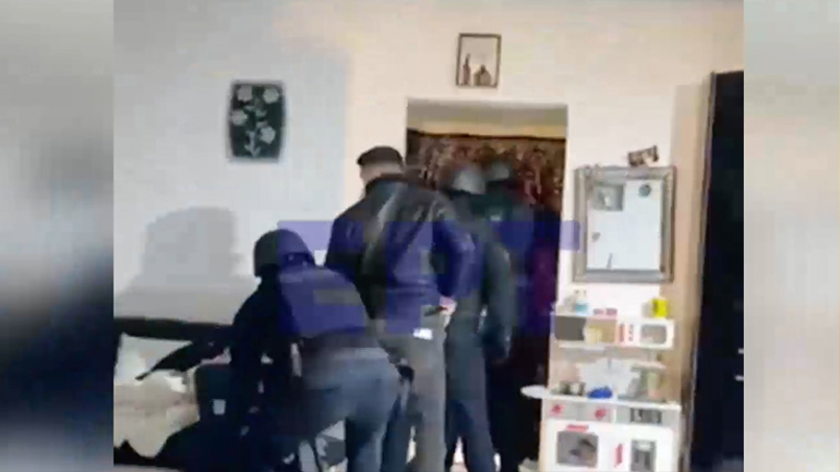 Βίντεο – ντοκουμέντο από εξάρθρωση συμμορίας που ρήμαζε σπίτια σε Αυλώνα και Μαλακάσα