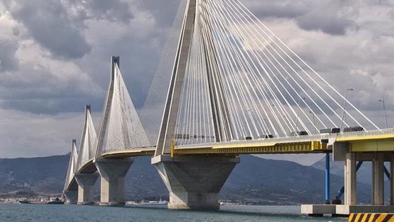 Άνδρας έπεσε από τη γέφυρα Ρίου-Αντιρρίου: Έρευνες για τον εντοπισμό του