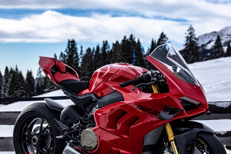 H Ducati Panigale V4S πήρε τα βουνά...
