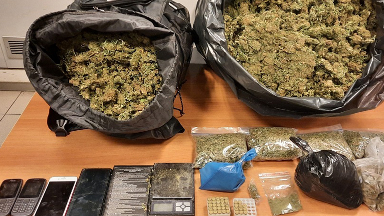 Στη φυλακή οι τρείς που ζήτησαν οδική βοήθεια για όχημα που είχε 13 κιλά χασίς