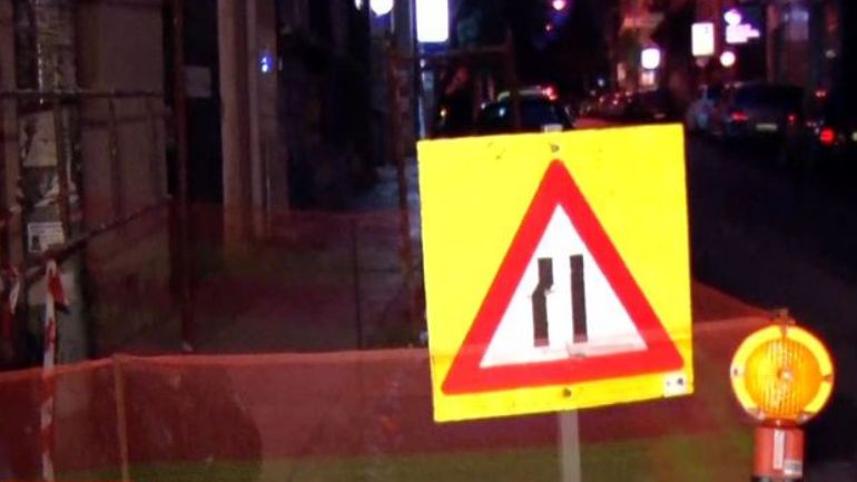 Εξάρχεια: Γυναίκα έπεσε σε τρύπα μέσα στο δρόμο λόγω της κακοκαιρίας