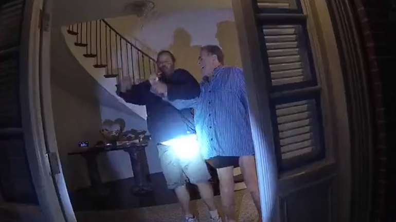 Η στιγμή που εισβολέας επιτίθεται με σφυρί στον σύζυγο της Πελόζι – Δείτε το βίντεο