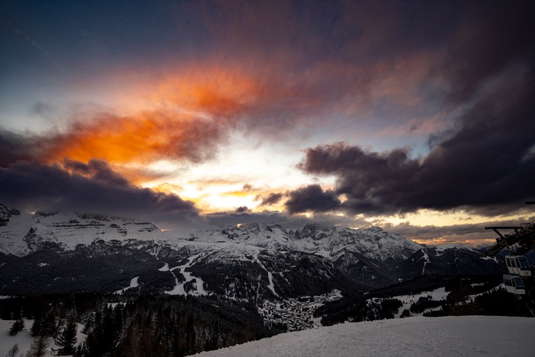 Ανατολή με φόντο τους Δολομίτες της Μπρέντα, από υψόμετρο 2,100μ.