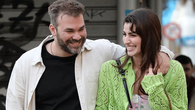 Γιώργος Σαμπάνης – Χαλαρή βόλτα στη Γλυφάδα αγκαλιά με τη σύντροφό του, Ιωάννα Σαρρή