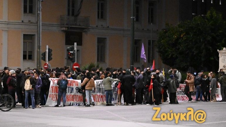 Συγκεντρώσεις αντιφασιστών και μελών της Χρυσής Αυγής στην πλατεία Ρηγίλλης