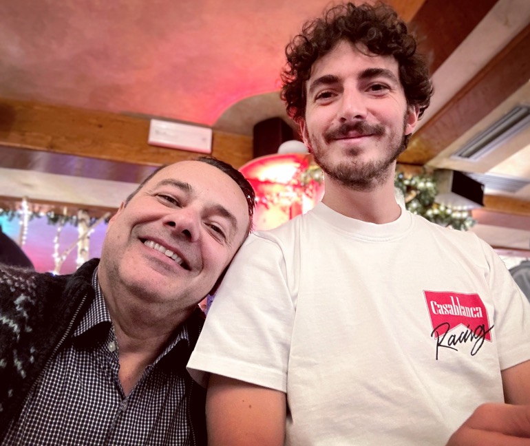 Ο Pecco Bagnaia με τον απεσταλμένο της zougla.gr σε στιγμές χαλαρής συζήτησης