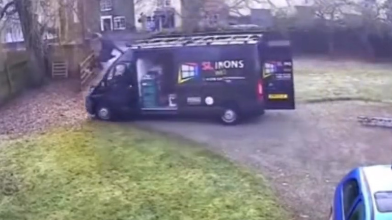 Ο σούπερμαν σταματάει ένα βαν