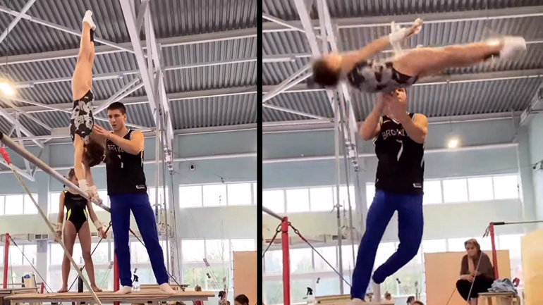 Προπονητής βοηθά ένα κορίτσι να εκτελέσει ένα άλμα