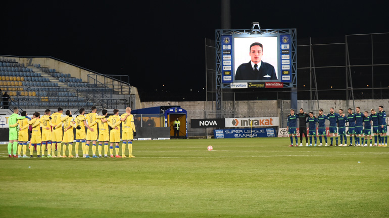 Ενός λεπτού σιγή τηρήθηκε πριν την έναρξη του ματς στη μνήμη του Yποσμυναγού, Μάριου – Μιχαήλ Τουρούτσικα  που έχασε σήμερα τη ζωή του από την πτώση του μαχητικού αεροσκάφους στην Ανδραβίδα.